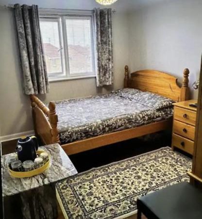 Deluxe Double Bed With Private Mordern Shower & Smart Tv Clydebank Eksteriør bilde